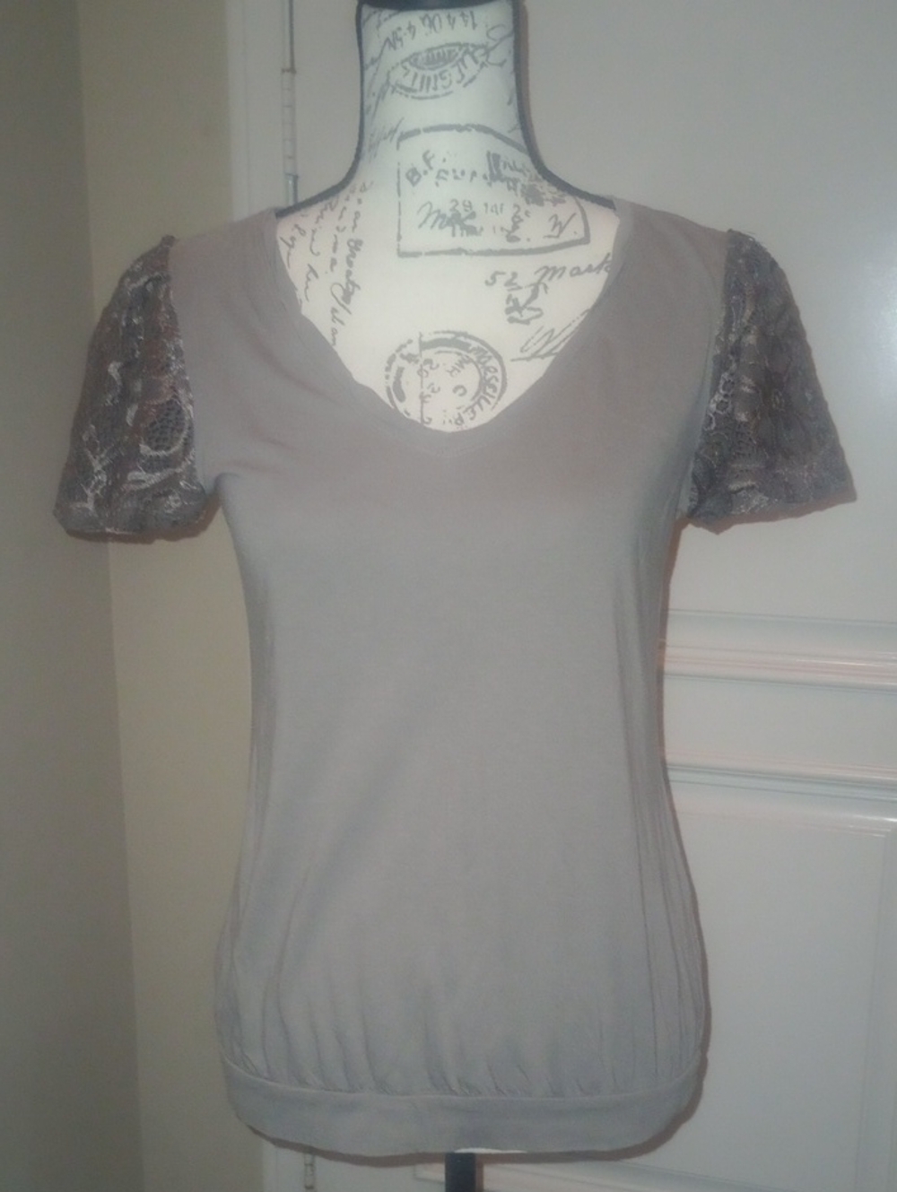 Elle Women’s Taupe Lace-Sleeve V-Neck Top